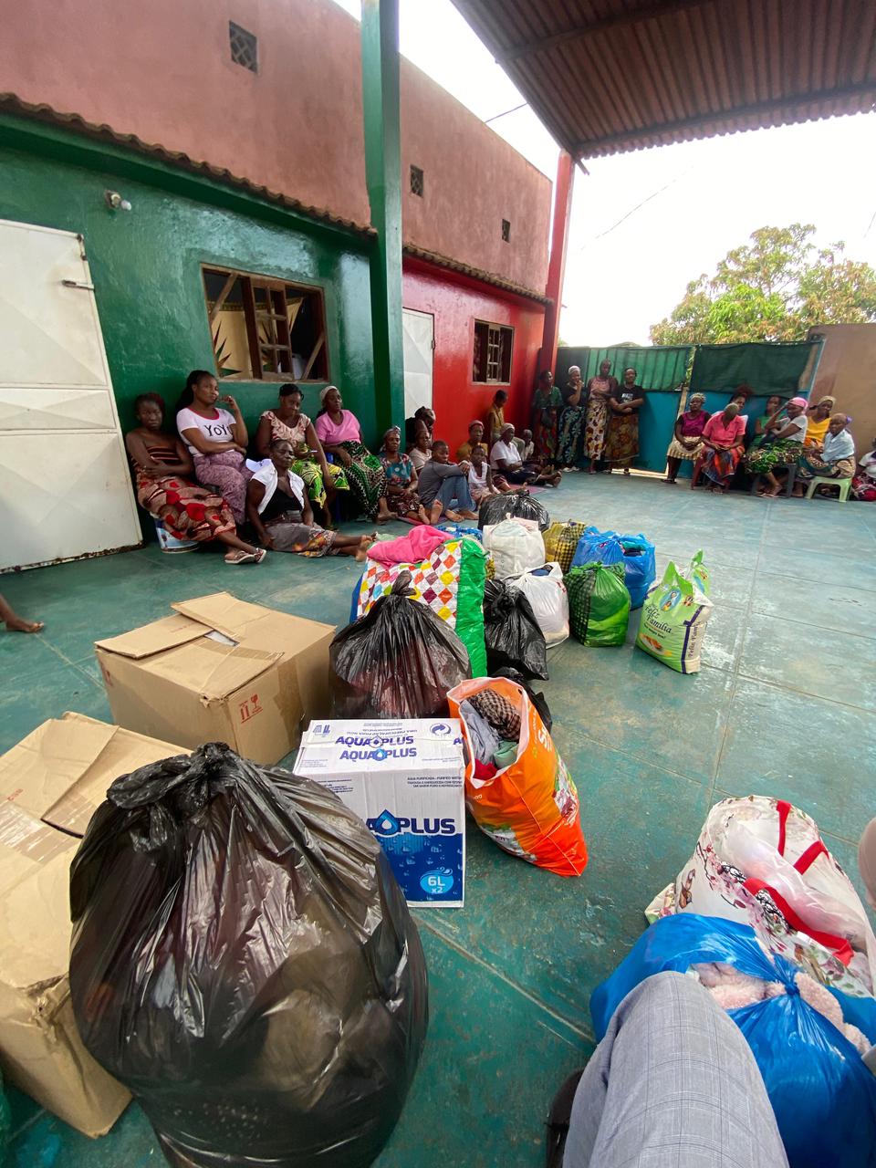 Bens essenciais organizados para distribuição